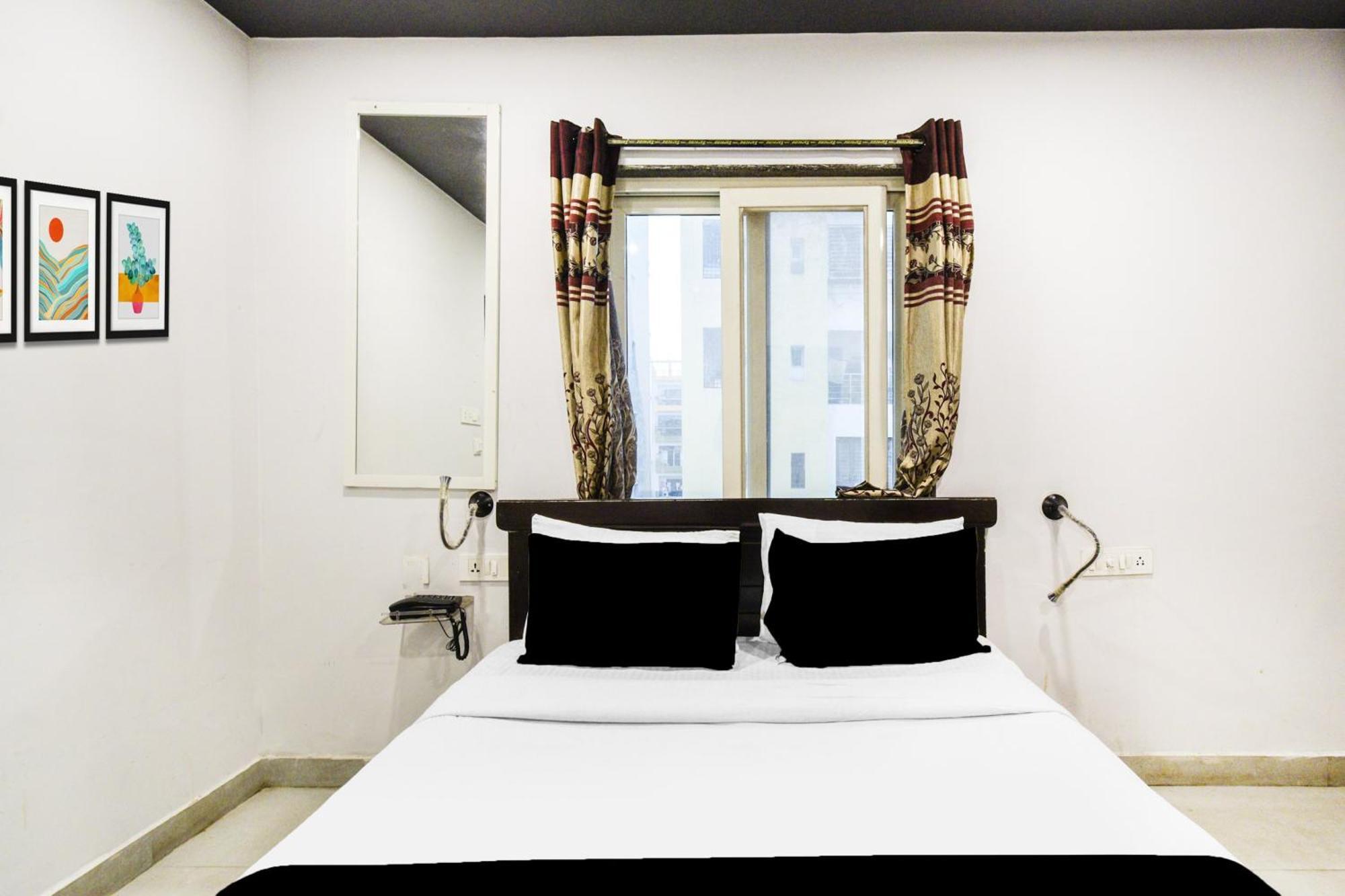 Super Townhouse Alwal Road Hotel Trimulgherry Buitenkant foto