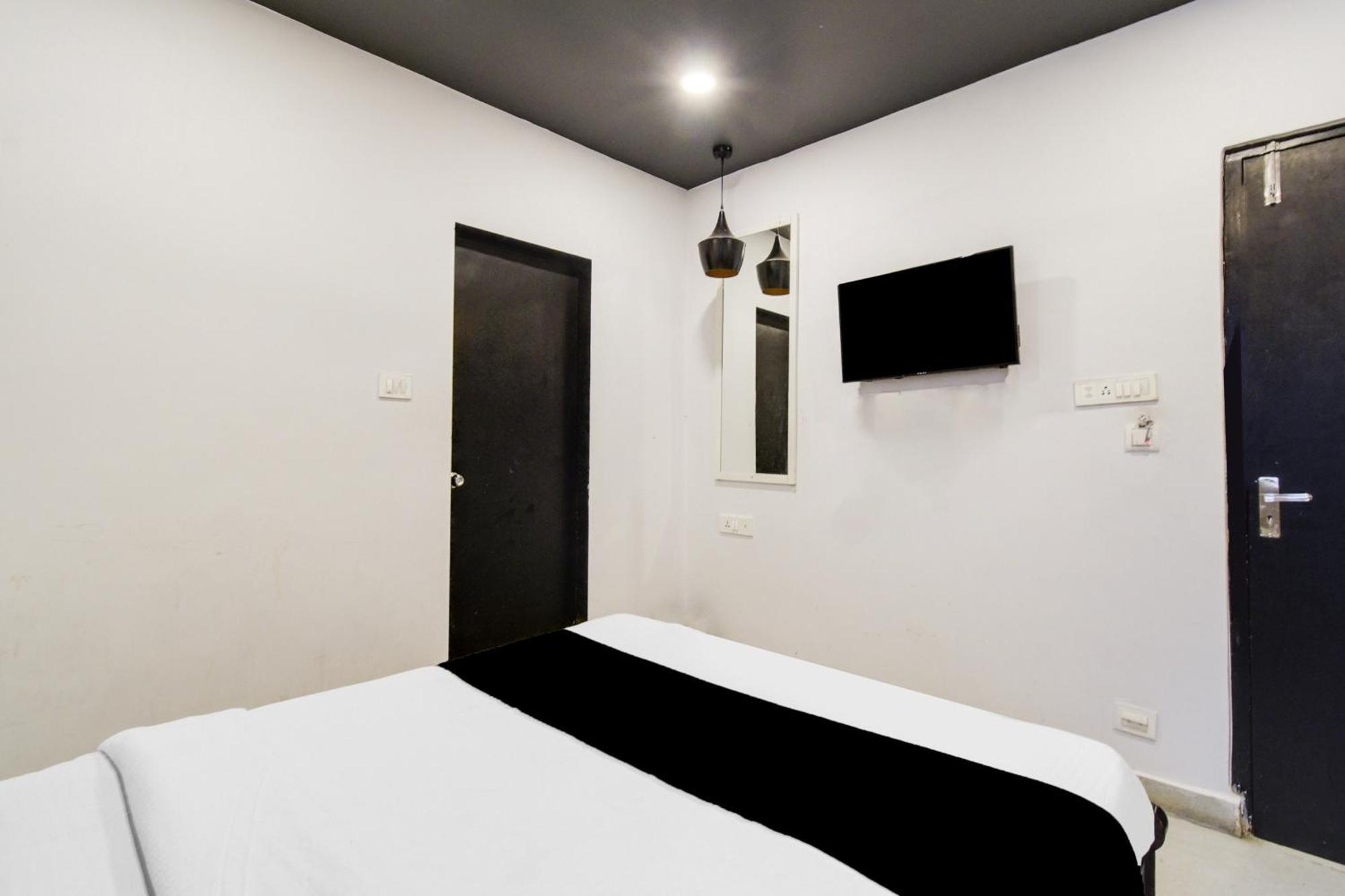 Super Townhouse Alwal Road Hotel Trimulgherry Buitenkant foto