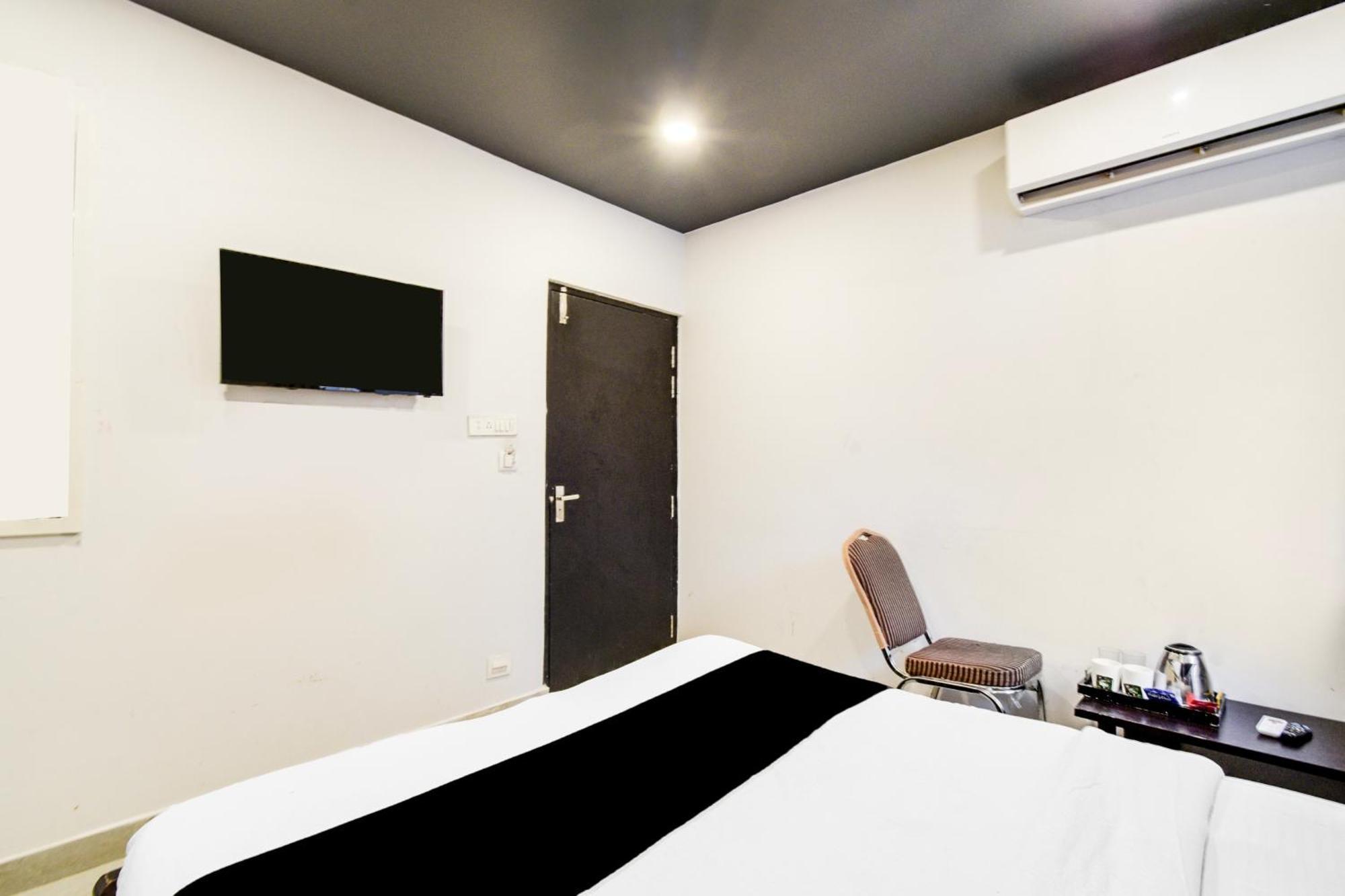 Super Townhouse Alwal Road Hotel Trimulgherry Buitenkant foto